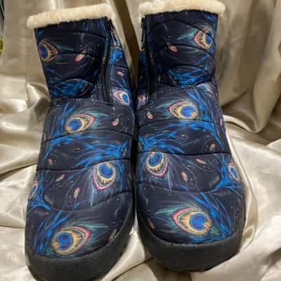 Yes we vibe Mens  Size 8.5 Peacock Boots Black  