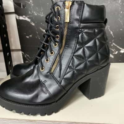 Novo  Size 7 Black  boots new 