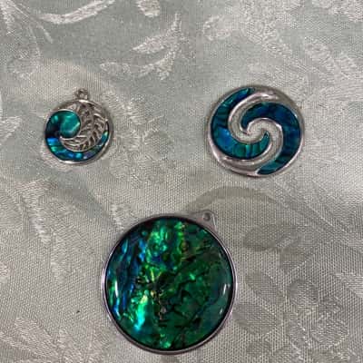  Womens Paua Shell Pendants Blue / Green 