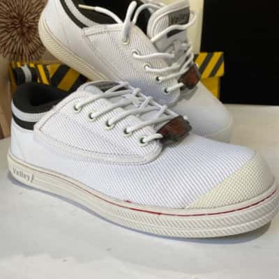 Brand new Men’s “ volley “ brand Size 7 US Trainer White colour 