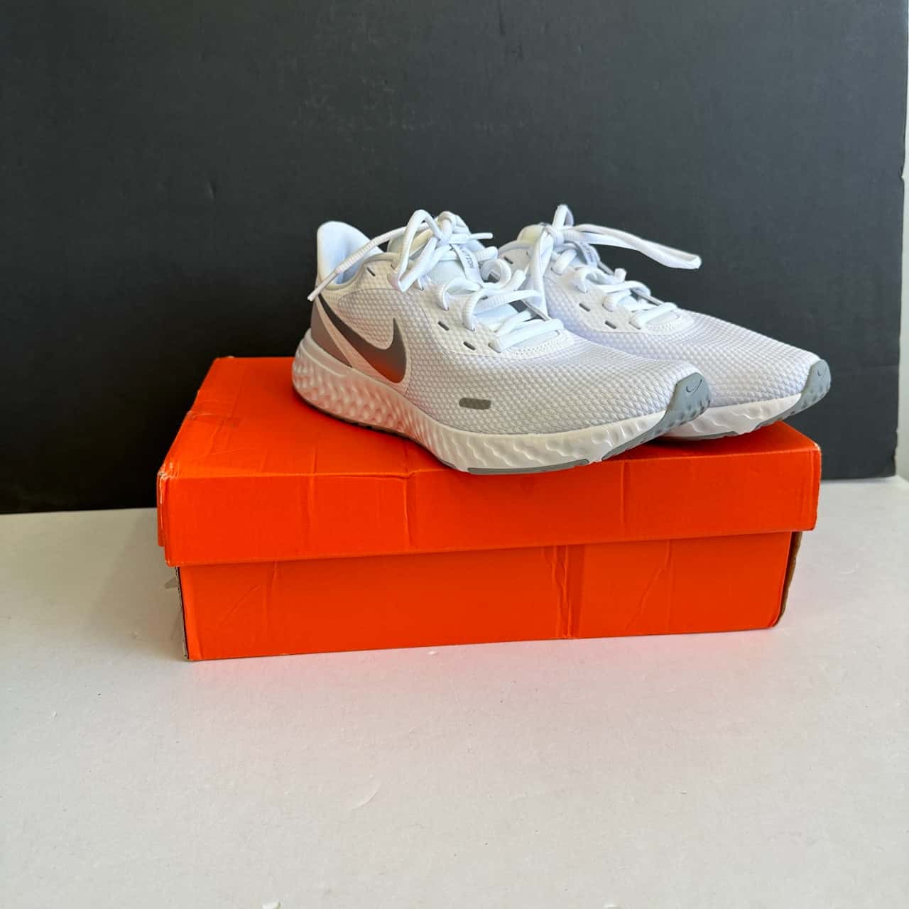 nike revolution 5 white wolf grey