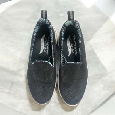 Skechers Womens  Size 5 Black  