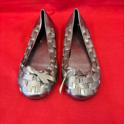  Women's  Size 7 Flats Metallic Finish with Handwoven Leather Finish Silver 