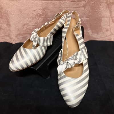 Django & Juliette  Women's low heel white and silver stripes Size 41 