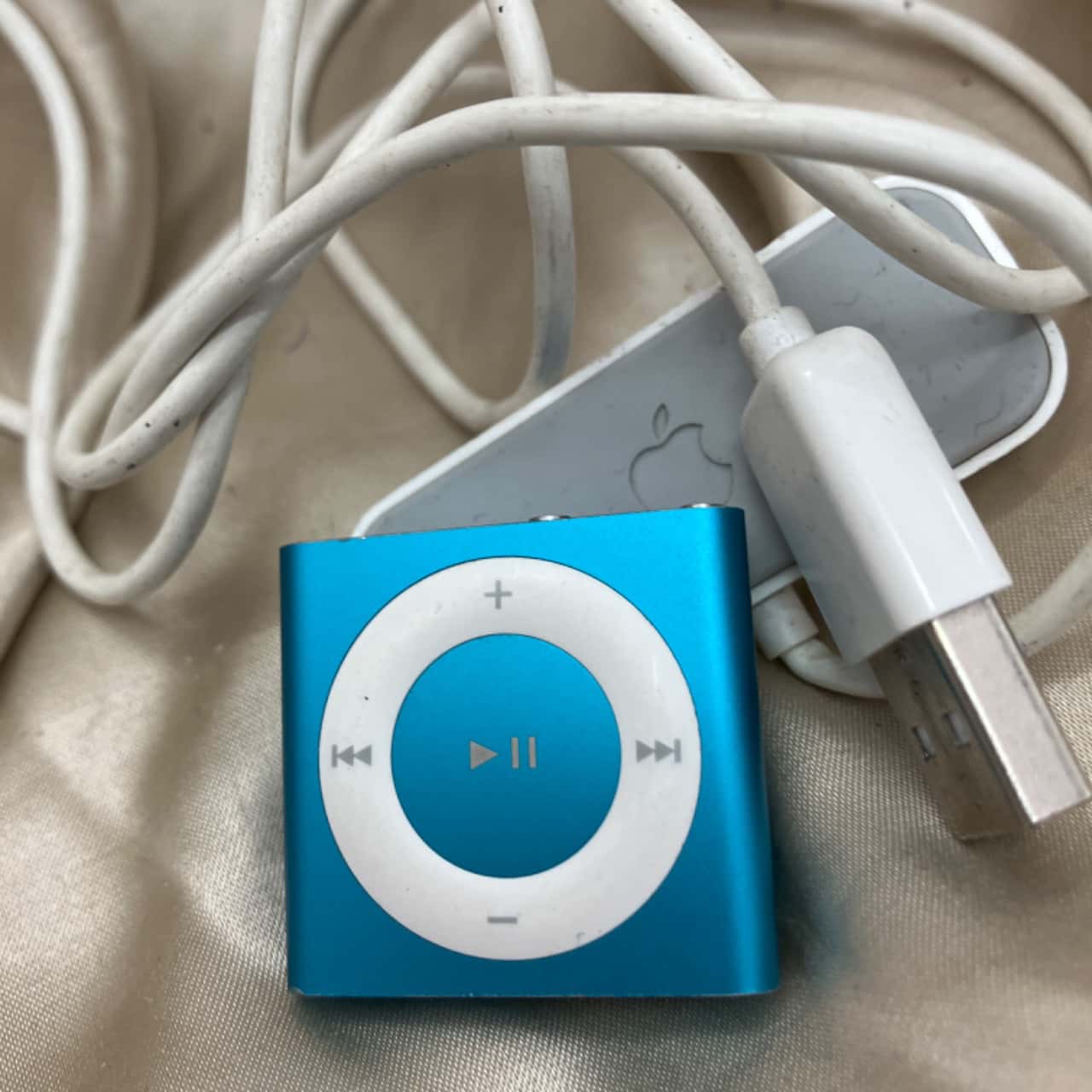 Apple IPod Shuffle 4th Generation Blue With Usb Charger s Used As 
