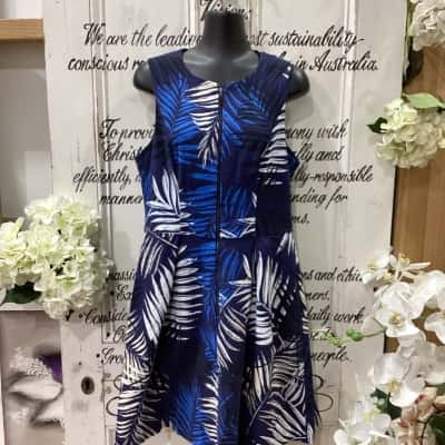 CUE BRAND! Womens  Size 12 Midi Dress / Shift Dress Black  / Blue / Navy Blue / Pattern / White! BEAUTIFUL FRONT ZIP CLOSURE DRESS! FLARES SLIGHTLY AT WAIST! GREAT FOR DRESSING UP OR DOWN! PERFECT LENGTH!