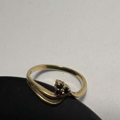 Gorgeous 9k Gold Sapphire Ring Size 6 with Elegant Twist Design 