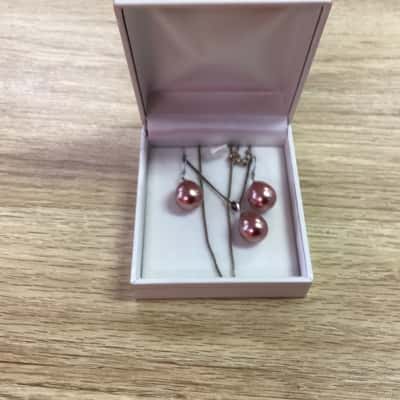  Womens pearl necklace and earrings 