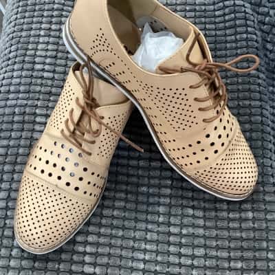 Emerge Womens  Size 8 Beige flats