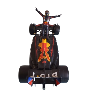 Bburago 1:24 Red Bull Racing Car with Driver Model