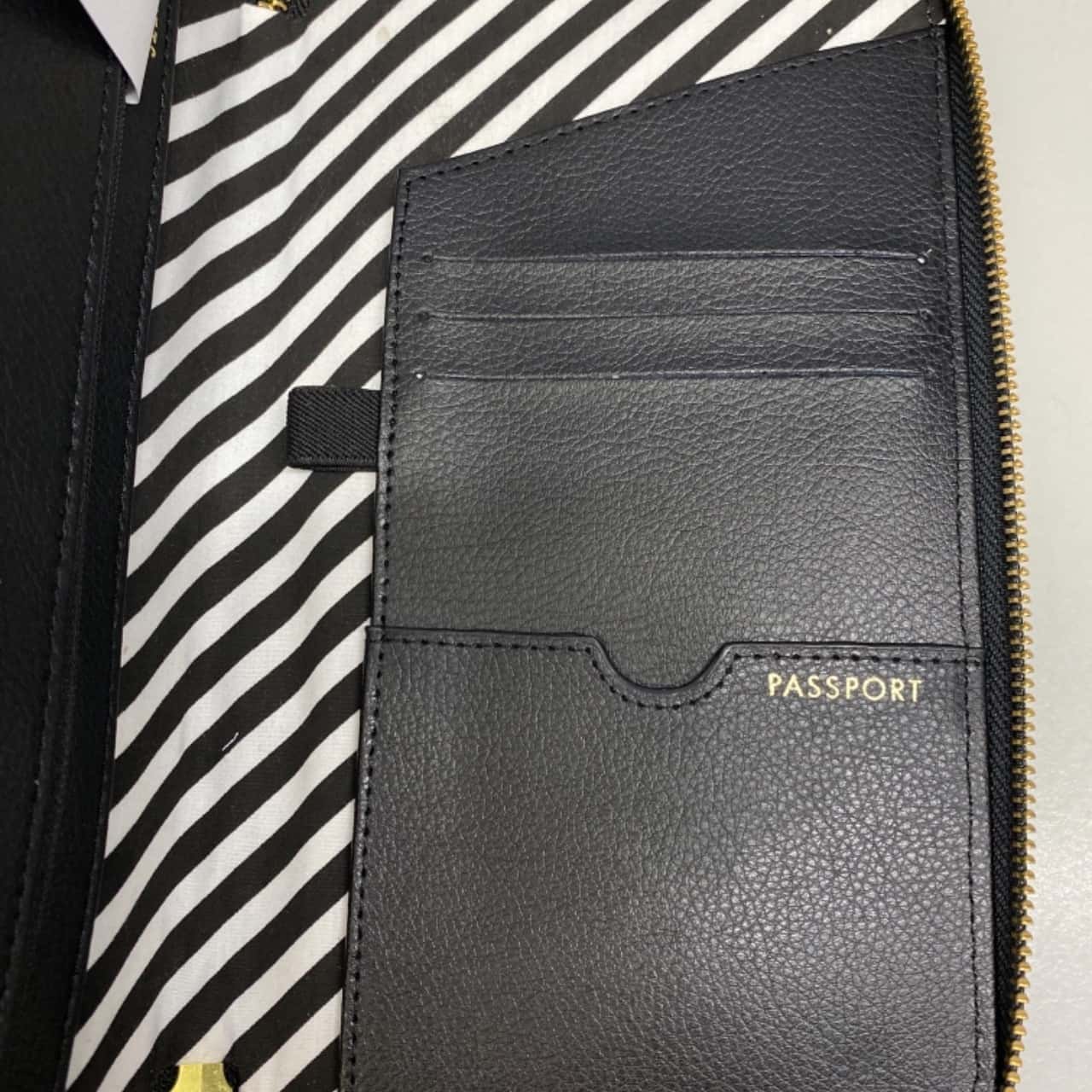 Kikki.k Passport wallet (s)