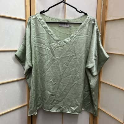 New without tags CAROLINA Women’s  Size M/S Bianca Short Sleeve Top / V-Neck Top Green /Aloe Green