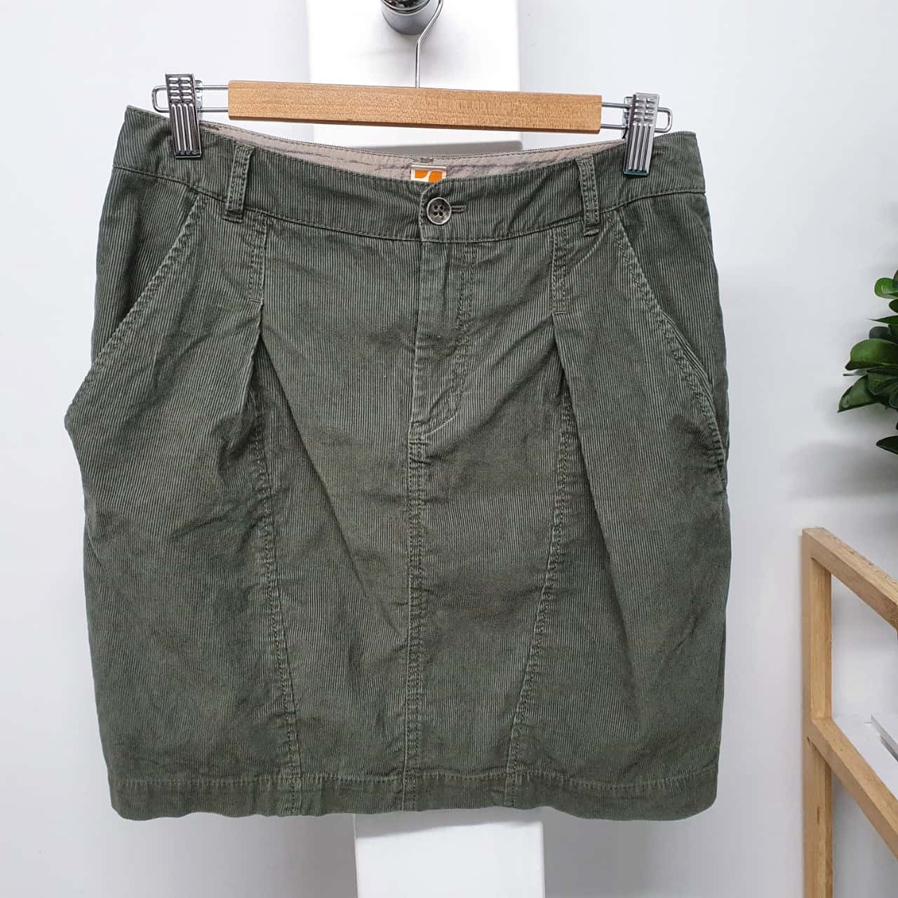 green skirt size 8