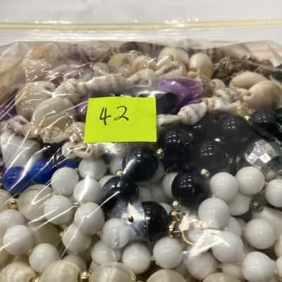 Assorted bag of jewellery (42)