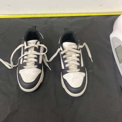Puma Mens  Size 3 Sneakers Black  / White size uk 3 