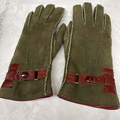  Women’s Olive Green Gloves - one size 