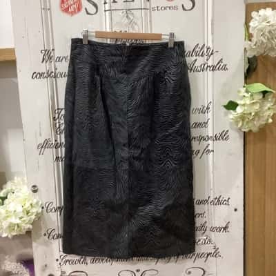 VINTAGE FIND! SIROCCO BRAND! MADE IN KOREA! 100% LEATHER PENCIL SKIRT WITH POCKETS! Womens  Size 14 Midi Skirt / Pencil Skirt Black  / Pattern 
