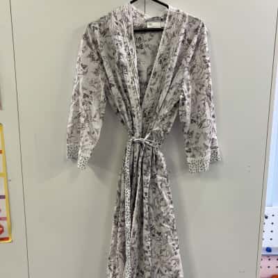White romance Womens  Size S Grey / White 