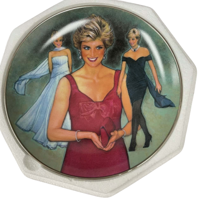 The Franklin Mint - Queen of Fashion plate