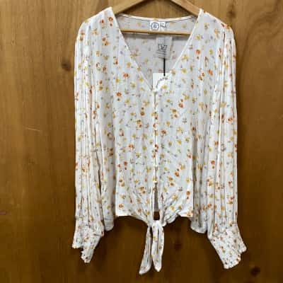 Silver Wishes White/Floral Patterned Top Size 16