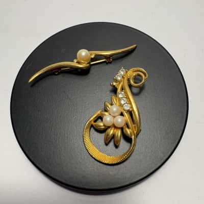Set of 2 Brooches -Gold Tone Faux Peal Rhinestone Pearl 