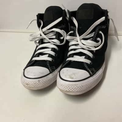Converse all stars Unisex  Size 7 men’s 9 women’s Sneakers Black  / White 