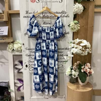 HENRY OSCAR BRAND! Womens  Size 12 Maxi Dress Blue / Pattern / White! STUNNING SUMMER PATTERNED MAXI DRESS! VERY SOFT! GREAT FOR A DAY OUT OR A SPECIAL OCCASION!