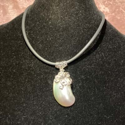  Women's Necklace Silver toned shell pendant with leather look choker