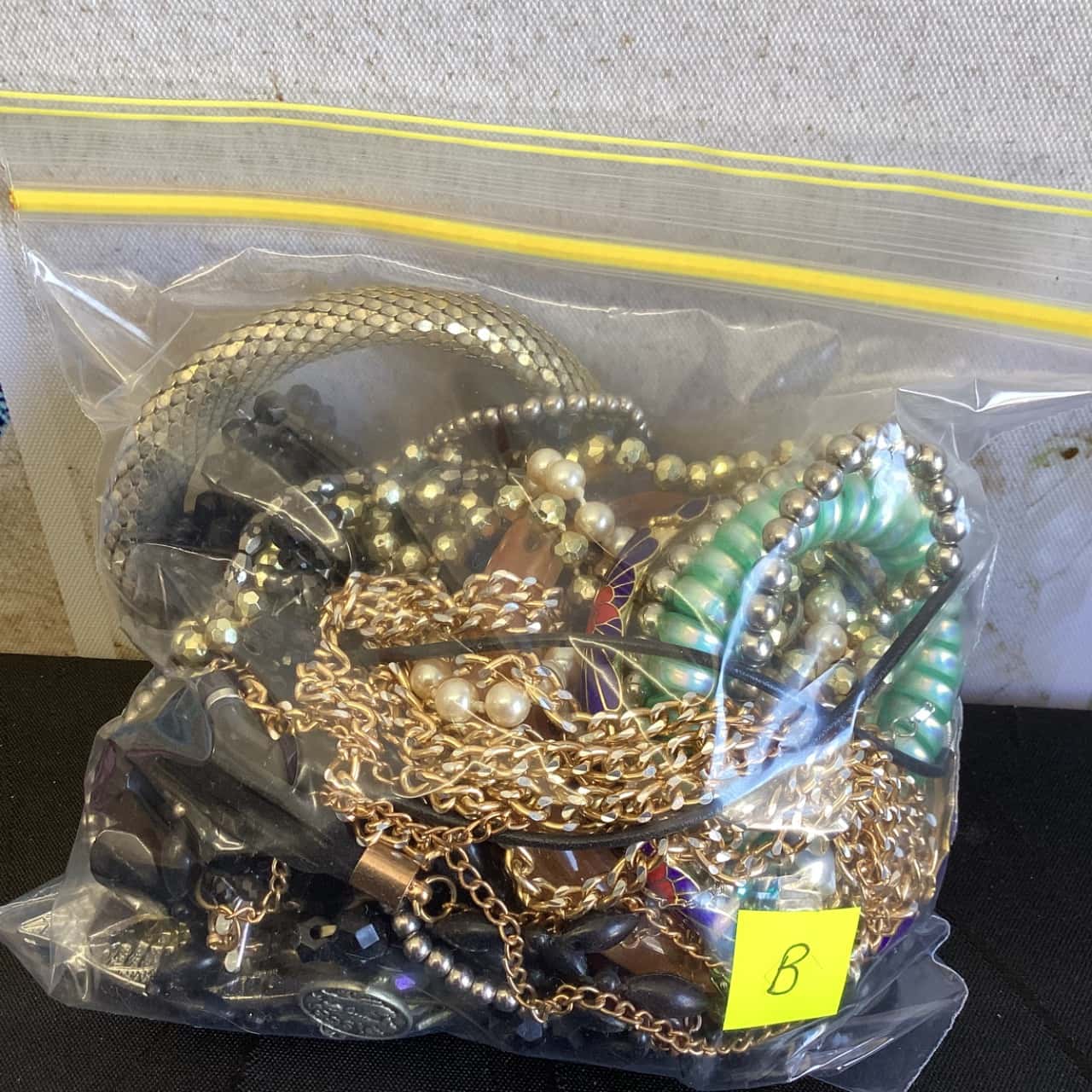 Assorted bag of jewellery (B)(s)
