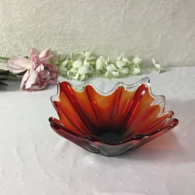 Decorative Clear / Red Scalloped Edge Glass Bowl