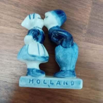 Delft Holland Kissing Couple Small Figurine