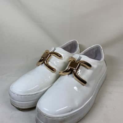 DJANGO & JULIETTE WHITE PATENT SNEAKERS WITH GOLD BUCKLES 40