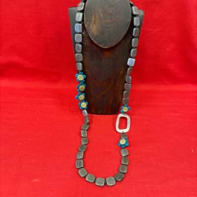  Women's Beaded Necklace featuring Turquoise Coloured Floral Accents & a Rectangular Link 