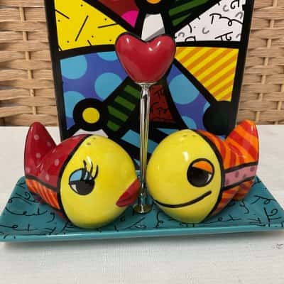 BNIB Romero Britto "Deeply in Love" Kissing Fish Salt and Pepper Shaker Set with Tray Present Gift Birthday Collectable Wedding 