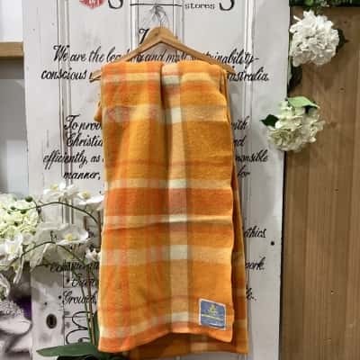 VINTAGE COLLECTORS 100% PURE WOOLEN BLANKET! CASTLEMAINE BRAND! SIZE APPROXIMATELY 210CM by 180CM