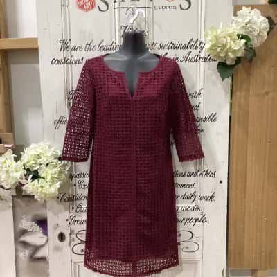 Jacqui-E Brand! NWOT STUNNING FEMININE OUTER CROCHET STYLE V-NECKLINE MIDI DRESS! Womens  Size 6 Midi Dress / Short Sleeve Dress  Maroon 