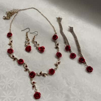 Women’s Costume Gold Tone - Super Pretty Metal Red Rose & Diamanté Necklace & Earrings Set