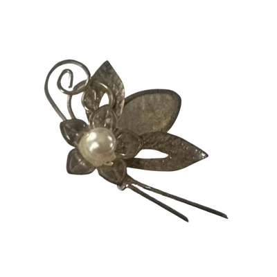 Vintage Faux Pearl in a Flower Womens Brooch Silver Tone