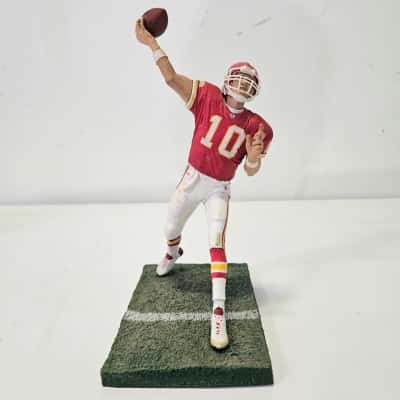 2004 McFarlane Toys #10 Green NFL Kansas City Chiefs Figurine.