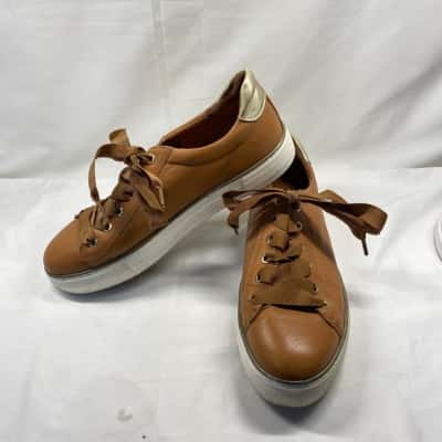 Django & Juliette  Womens  Size 40 Sneakers Brown 