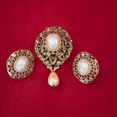  Women’s Vintage Gold Tone Filigree Faux Pearl Brooch /Pendant with Matching Faux Pearl Earrings 