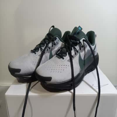 Brand New Mens UK 9.5 Nike Pegasus Trail 5
