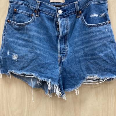 Levi's Womens  (4) Size 32 Denim Shorts 