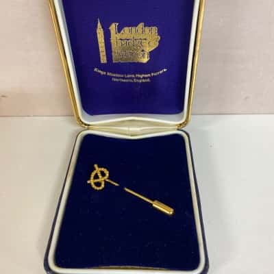 London Badge Button Knot Hat Pin