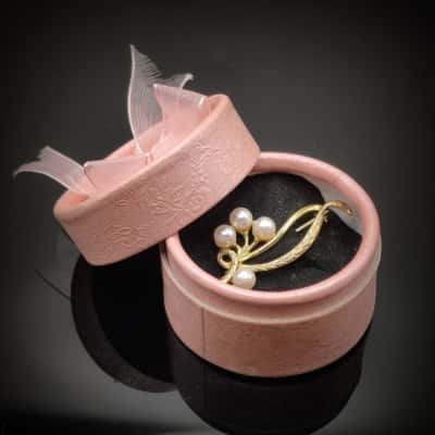 Very Elegant Vintage 9ct Gold Brooch With 4 Real Akoya Pearls In An Embossed Leaf (weight including pearls 4.75g)