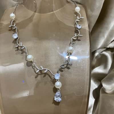 Leaf Vine/Classic Pearl Womens Necklace Pearl / Silver plated