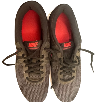 Nike Mens  Size 10 Black  / Red 