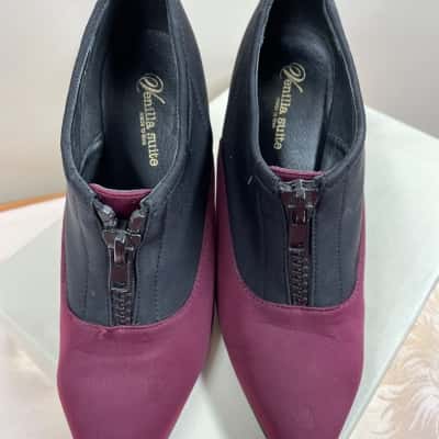  Womens  venilla suite Size 38 Heels Black  / Purple 