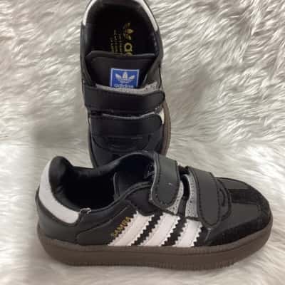 Adidas Kids  Size 22 Black  / White 