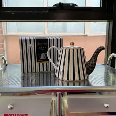 Maxwell Williams Teapot with Infuser